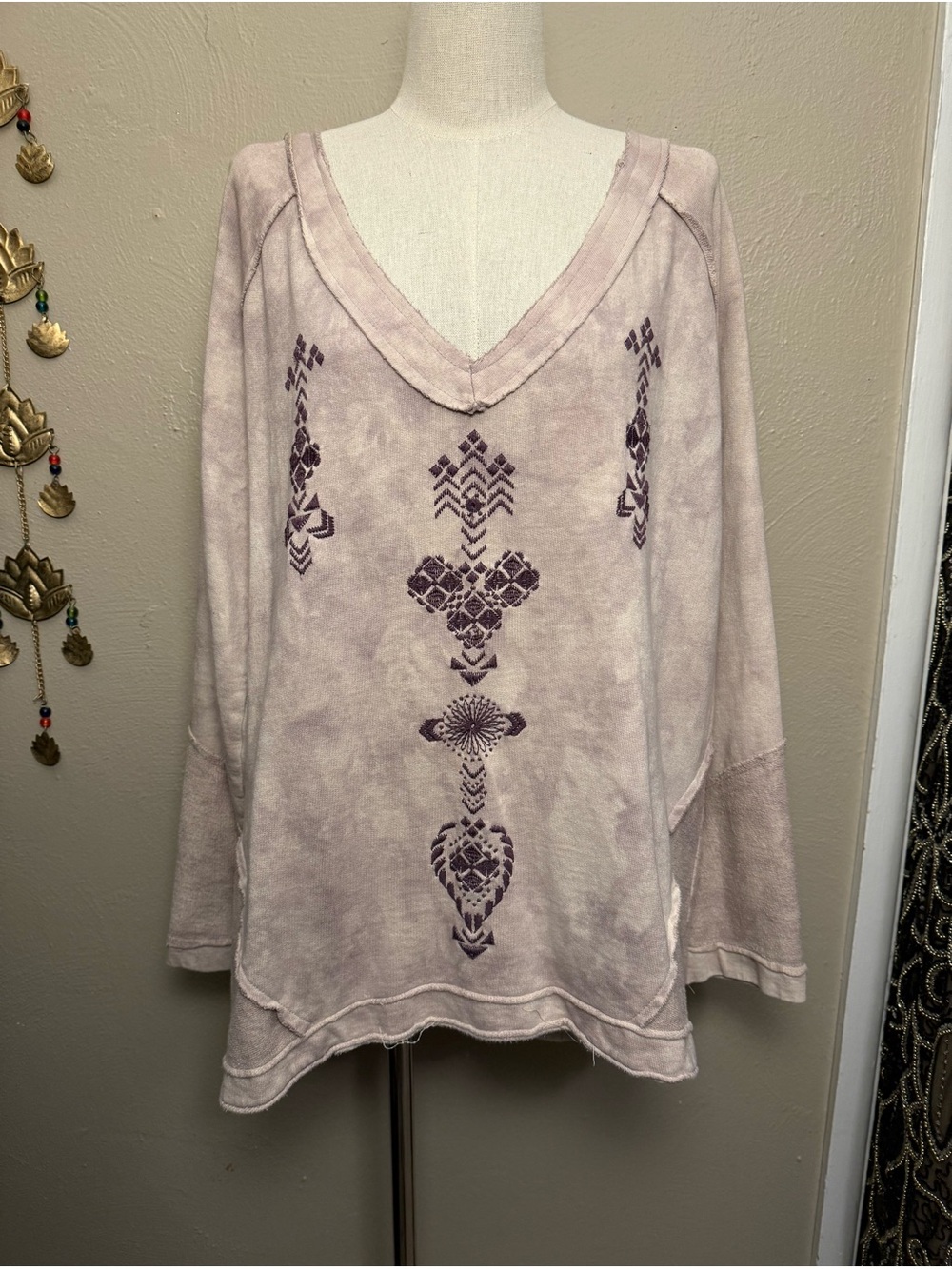 Free People Embroidered V-Neck Raw Hem Tie-Dye Pullover Dusty Purple Size Medium